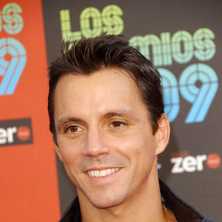 Enrique Sapene; in 2009 MTV Latin VMAs - Arrivals