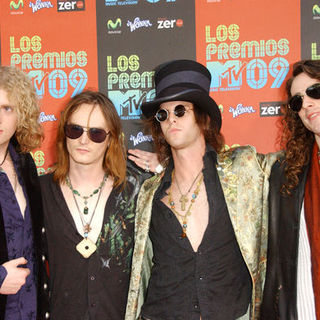 Zen Rizing; in 2009 MTV Latin VMAs - Arrivals