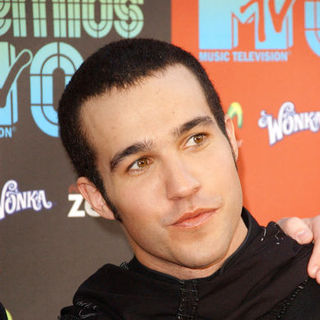 Pete Wentz; in 2009 MTV Latin VMAs - Arrivals