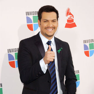 Victor Manuelle; in The 10th Annual Latin GRAMMY Awards - Arrivals