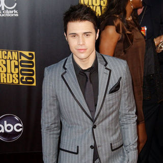 Kris Allen; in 2009 American Music Awards - Arrivals
