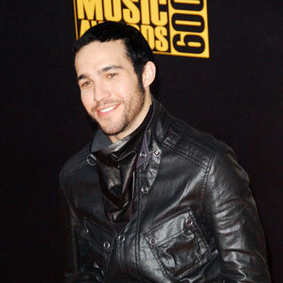 Pete Wentz; in 2009 American Music Awards - Arrivals
