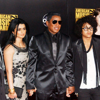 Jermaine Jackson;Halima Rashid; in 2009 American Music Awards - Arrivals