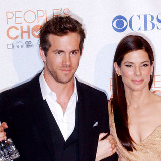 Ryan Reynolds, Sandra Bullock in 36th Annual People's Choice Awards - Press Room