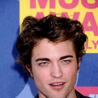 Robert Pattinson; in 2008 MTV Video Music Awards - Arrivals