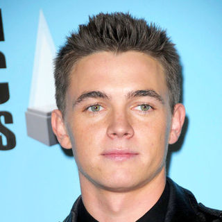Jesse McCartney; in 2008 American Music Awards - Press Room