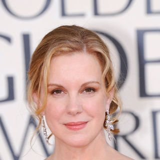 Elizabeth Perkins; in 66th Annual Golden Globes - Arrivals