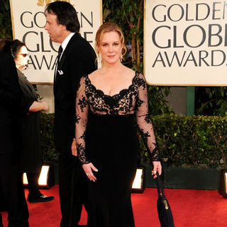 Elizabeth Perkins; in 66th Annual Golden Globes - Arrivals