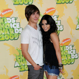 Zac Efron;Vanessa Hudgens; in Nickelodeon's 2009 Kids' Choice Awards - Arrivals