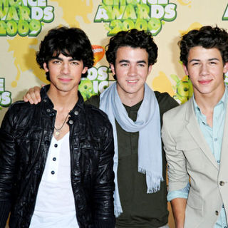 Jonas Brothers; in Nickelodeon's 2009 Kids' Choice Awards - Arrivals