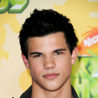 Taylor Lautner; in Nickelodeon's 2009 Kids' Choice Awards - Arrivals