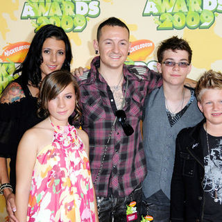 Chester Bennington;Talinda Bentley; in Nickelodeon's 2009 Kids' Choice Awards - Arrivals