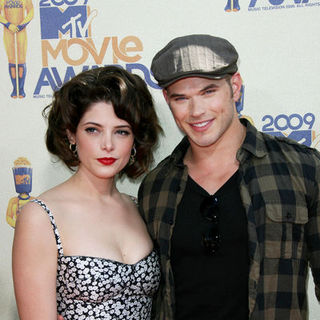 Ashley Greene;Kellan Lutz; in 18th Annual MTV Movie Awards - Arrivals