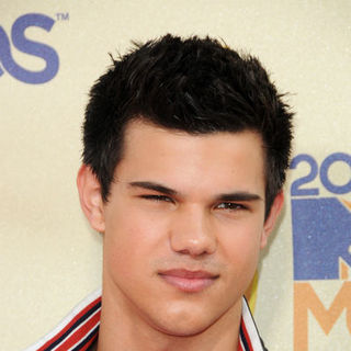 Taylor Lautner in 18th Annual MTV Movie Awards - Arrivals