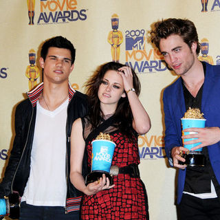 Taylor Lautner;Kristen Stewart;Robert Pattinson; in 18th Annual MTV Movie Awards - Press Room