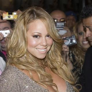 Mariah Carey in Mariah Carey Autographs Copies Of Her New CD The Emancipation Of Mimi Platinum Edition