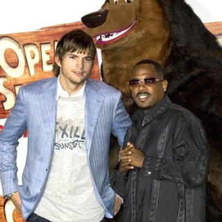 Ashton Kutcher;Martin Lawrence; in Open Season Los Angeles Premiere - Red Carpet