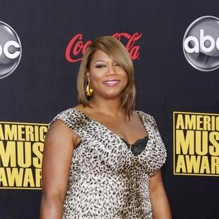 Queen Latifah; in 2007 American Music Awards - Red Carpet