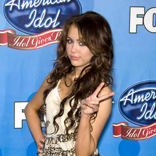 Miley Cyrus; in Idol Gives Back 2008 - Arrivals