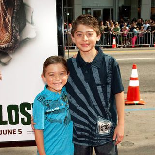 Raymond Ochoa;Ryan Ochoa; in "Land of the Lost" Los Angeles Premiere - Arrivals