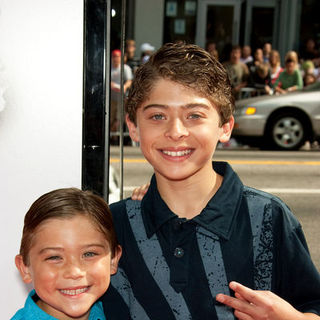 Raymond Ochoa;Ryan Ochoa; in "Land of the Lost" Los Angeles Premiere - Arrivals
