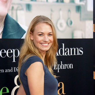 Yvonne Strahovski; in "Julie & Julia" - Los Angeles Premiere - Arrivals