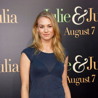 Yvonne Strahovski; in "Julie & Julia" - Los Angeles Premiere - Arrivals