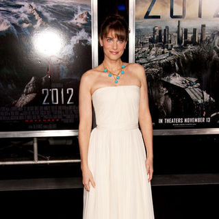 Amanda Peet in "2012" Los Angeles Premiere - Arrivals