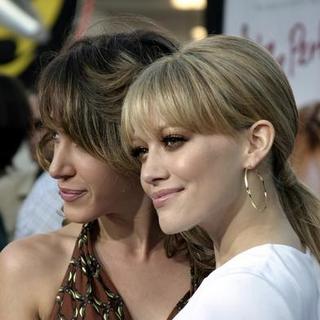 Hilary Duff;Haylie Duff; in The Perfect Man Premiere - Arrivals