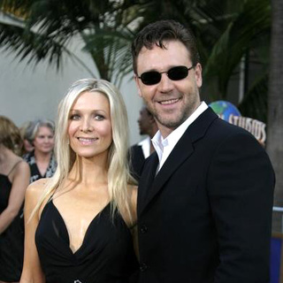 Russell Crowe;Danielle Spencer; in Cinderella Man Los Angeles Premiere - Red Carpet