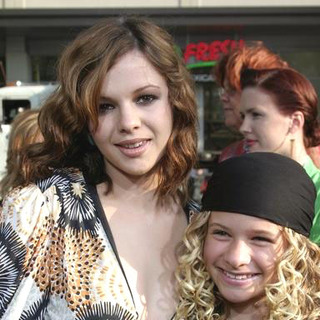 Amber Tamblyn;Jenna Boyd; in Sisterhood of the Traveling Pants - Red Carpet