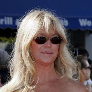 Goldie Hawn; in Dreamer Los Angeles Premiere - Arrivals