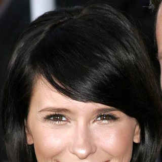 Jennifer Love Hewitt; in The Break-Up World Premiere