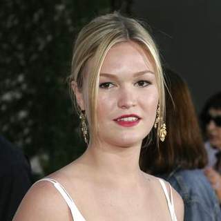 Julia Stiles; in The Bourne Ultimatum Los Angeles Premiere