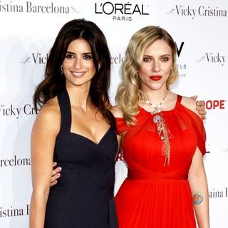 Scarlett Johansson;Penelope Cruz; in "Vicky Cristina Barcelona" Los Angeles Premiere - Arrivals