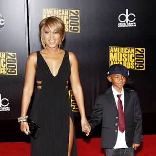 Toni Braxton; in 2009 American Music Awards - Arrivals