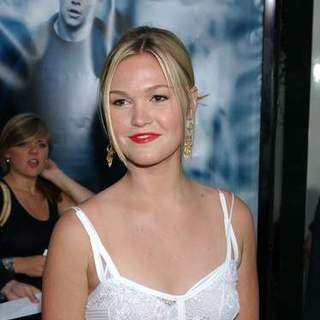 Julia Stiles; in The Bourne Ultimatum Los Angeles Premiere