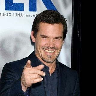 Josh Brolin in "Milk" Hollywood Premiere - Arrivals