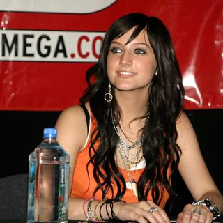 Ashlee Simpson in CD Release Signing For Autobiography