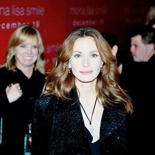 Julia Roberts; in Mona Lisa Smiles Movie Premiere