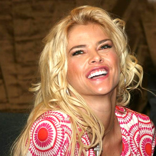 Anna Nicole Smith Kicks Off The Re-launch of The National Enquirer