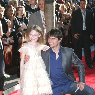 Tom Cruise;Dakota Fanning; in The War of the Worlds New York Premiere - Arrivals