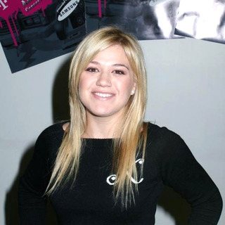 Kelly Clarkson Signs Autographs for Fans Prior to Her Concert for Final T-Mobile