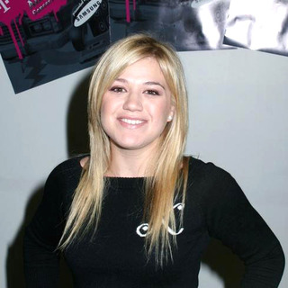 Kelly Clarkson; in Kelly Clarkson Signs Autographs for Fans Prior to Her Concert for Final T-Mobile