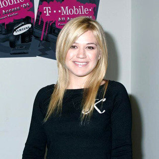 Kelly Clarkson Signs Autographs for Fans Prior to Her Concert for Final T-Mobile