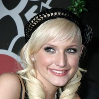 Ashlee Simpson; in Ashlee Simpson Signs Her New CD I Am Me