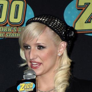 Ashlee Simpson; in Ashlee Simpson Signs Her New CD I Am Me