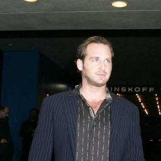 Josh Lucas in MTV TRL Show Exits - 1-11-2006