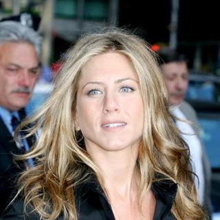 Jennifer Aniston; in Jennifer Aniston Appears on Late Show With David Letterman - 5-24-2006