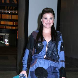 Kelly Clarkson; in Kelly Clarkson Exiting A Taping of MTV's TRL